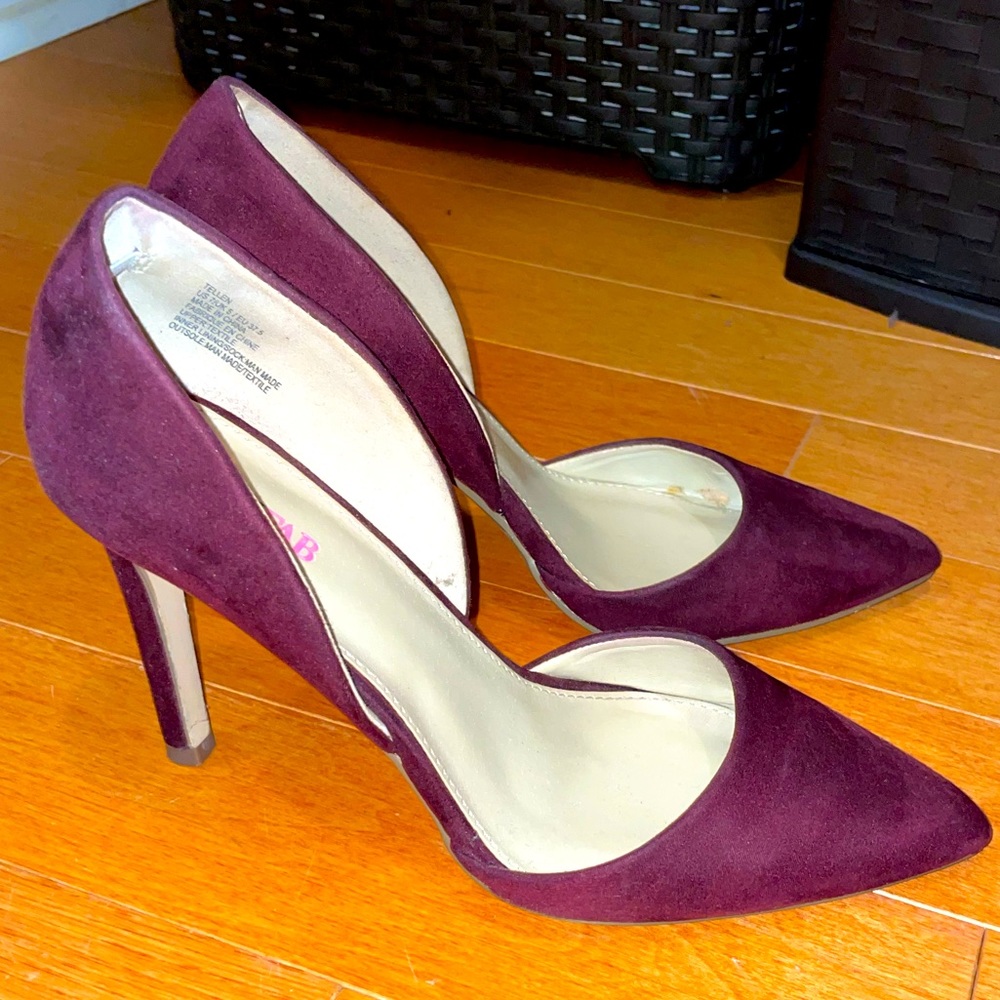 Stylish purple d’orsay pump.